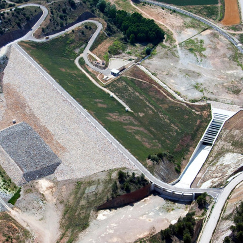 Lechago dam is an earth and rockfill dam located in the northeast of Spain, in Teruel province. The non-symmetrical valley, the presence of soft continental deltaic sediments & the sharp transition between highly deformable strata were the main challenges to face during the design stage.
Encardio rite was entrusted with the supply of instruments for the project. Read more: https://www.encardio.com/lechago-dam/