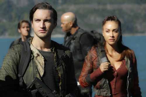 The 100 -- "A Lie Guarded" -- Image HU404b_0091 -- Pictured (L-R): Richard Harmon as Murphy and Lind